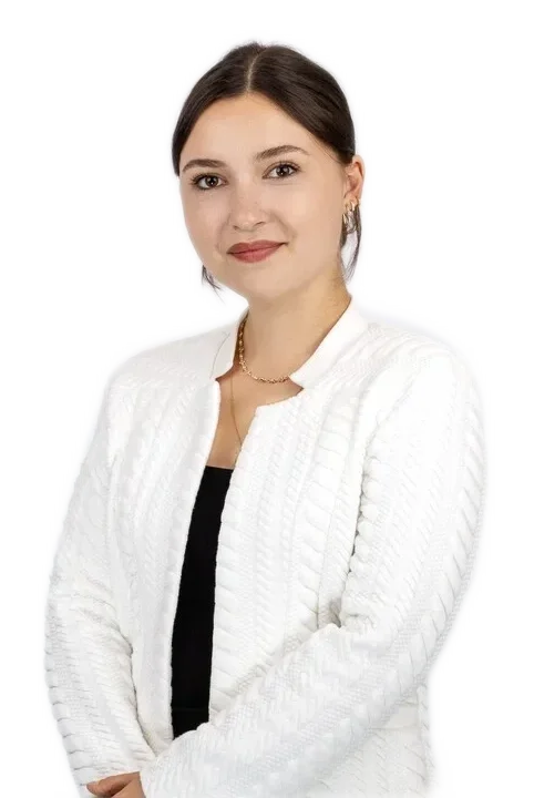 Clinician staff member working at TPTC, standing posing for a professional picture wearing a professional outfit.